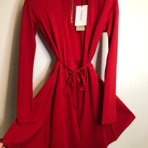 Oanvänd Röd Klänninc - helt oanvänd klänning, jätte fin och skönt material. nypris: 500kr