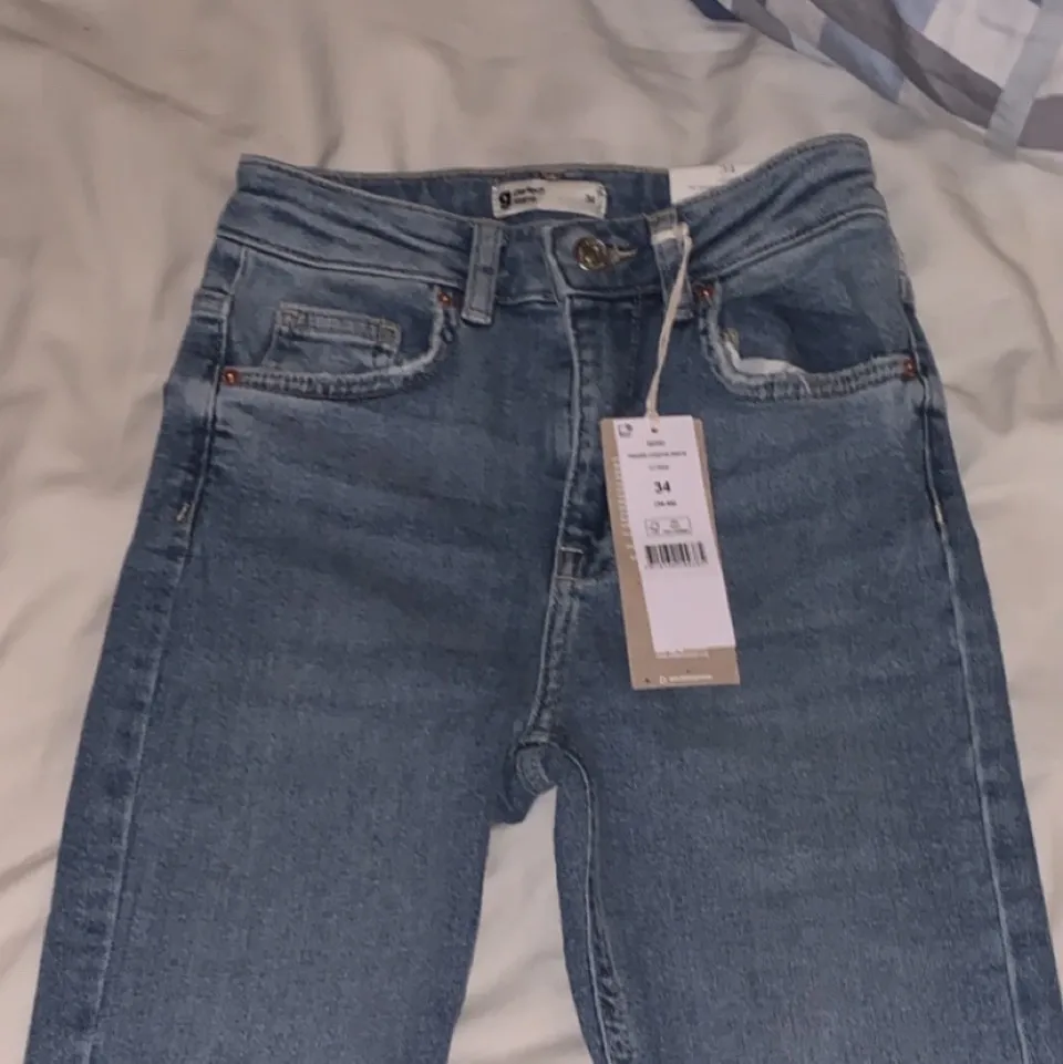 Helt nya jeans från Gina tricot i Slotlek 34 modell Hedda. Har aldrig använt dem och till och med prislappen sitter kvar. Säljer pågrund av att dem är för små, annars så passar dem nästan i längden för mig som är 173. Köpta för 399kr så tänkte sälja för 200, kan dock tänka mig att sälja för 150 kr. Köparen betalar frakt eller så möts jag upp.💘. Jeans & Byxor.