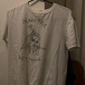 Vit t-shirt med tryck på. Billie Eilish merch köpt på en av hennes konserter. Knappt använd och i bra skick. Storlek M, men skulle säga att de mer är ett mellanting mellan S & M. Kanske passar in i din garderob? Köpare betalar frakt:)