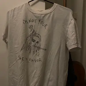 Vit t-shirt med tryck på. Billie Eilish merch köpt på en av hennes konserter. Knappt använd och i bra skick. Storlek M, men skulle säga att de mer är ett mellanting mellan S & M. Kanske passar in i din garderob? Köpare betalar frakt:)