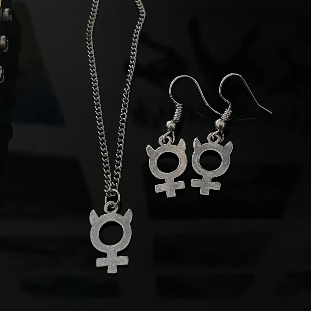 Kvinnosymboler/venussymboler örhängen+halsband, nickelfritt finns!                                      ☮️Halsband: 60kr                                             ☮️Örhängen: 50kr                                                      ☮️Frakt alltid: 12kr. Accessoarer.