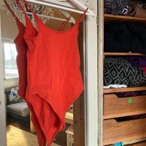 Body - strl S - Figurnära body från Vero Moda i fin röd färg. Använts flitigt på sommarn. Lite solblekt.                    