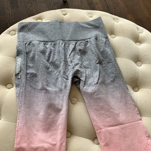 Gymshark ”ADAPT OMBRE SEAMLESS LEGGINGS” - Gymshark ADAPT OMBRE SEAMLESS LEGGINGS i storlek S. Finns inte längre i denna färgen på deras hemsida och det va en limited edition kollektion de släppte. Finns en lite söm som har gått upp men syns inte när man har dem på sig. Använt några gånger men används inte längre och därför är dem till salu nu. Dem är rosa och gråa i färgen. 