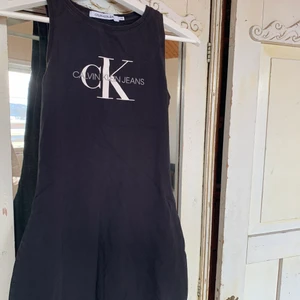 Klänning - CK - Figurnära klänning från Calvin Klein. Strl XS. solblekt upptill (bild 2).                                                    