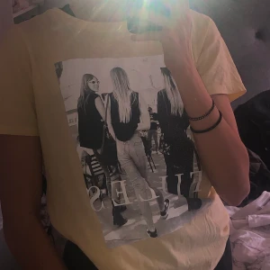 T-shirt  - Super fin gul somrig t-shirt från Gina. Köpte en av dem sista och den är i gott skick. Köpte för 199 och säljer för 100 