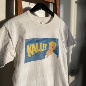 T-shirt med tryck - Svincool T-shirt med Kalles kaviar loggan som jag tryckt själv! Storlek S. Trycket är lite defekt men det ger enligt mig en mer vintage känsla. HÖGSTA BUD 270kr! Frakt TILLKOMMER annars möts vi på söder! Tveka inte att skriva om du har frågor! ⛅️🪴🪴