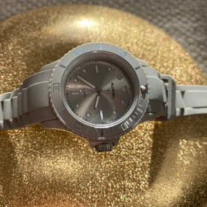 Klocka - Behöver batteri Skriv för fler bilder💕 har massa andra smycken uppe