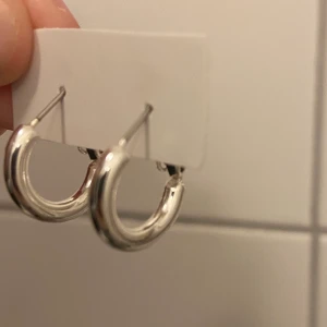 Silver ringar från glitter - Använt Max 1 gång, inga slitningar, väldigt enkla o små✨