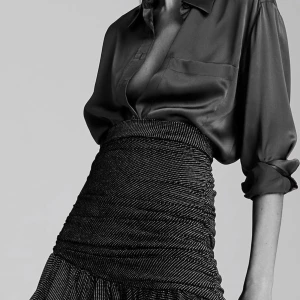 Kjol från Zara  - Såå fin, helt oanvänd kjol från zara. Vill du ha fler bilder skicka till mig privat. Storlek M, jag brukar dock ha xs/s så lite liten i storleken men väldigt stretchig o såå fin💕💕