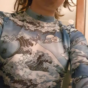 💙Havs detaljerad see through tröja🐬💦 - Den här tröjan har havs detaljer och är see through så man får ha en topp eller bh under💓 är i nytt skick. Jag fick köpte den precis men den är lite för kroppad för mig så jag säljer den vidare💓👍 har crewneck💙