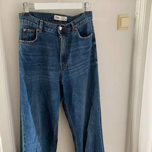 Zaras populära jeans 90s full length med råa kanter (kan klippas efter önskad längd) Hög midja. Storlek S knappt använda så bra skick.