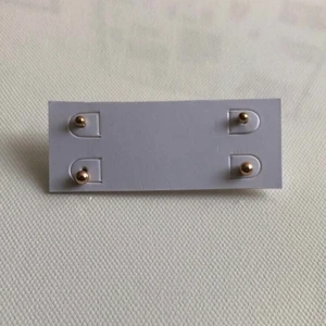 Örhängen  - 2 par guldfärgade örhängen i lite olika storlekar. Aldrig använda och passar till allt :)