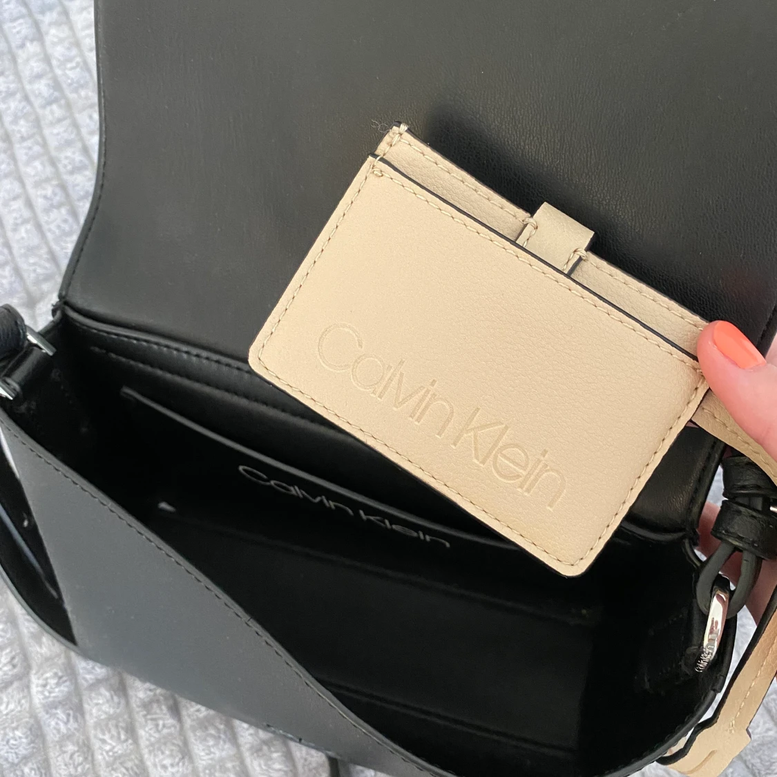 Calvin Klein axelremsväska  - 91