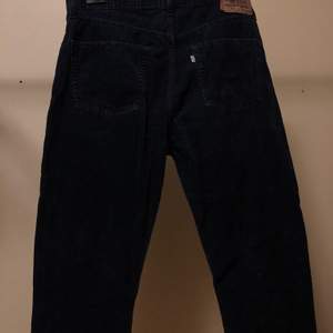 Vintage Levis Manchester jeans eftersom att de här är så pass vintage så de kom före 2000 talet så bedömer vi att storlekarna är inkorrekta. Manchesters byxorna motsvarar 31/32 i dagens storlekar. Hör av er! 