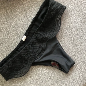 Ny bikinitrosa i storlek S  -  Väldigt fin och trendig passform Helt ny, aldrig använd eller provad Färg: svart Pris: 60 kr 🚫Djurfritt och rökfritt hem 📍Kan mötes upp i Mölnlycke 📬Kan skickas mot fraktkostnad 