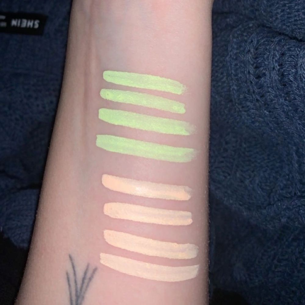 Har 2st vattenbaserade eyeliners som jag inte får användning av. Har swatchats med ren borste ca 4 gånger var. I färgerna PEACH PUFF och MELLOW. De är även UV-reactive. Torkar matta. MELLOW är mer neongul än vad som syns på bilden. 60kr styck, frakt 12kr. GUIDE: droppa lite vatten i burken och blanda med valfri borste. Beroende på hur mycket vatten du använder så blir färgen olika . Övrigt.