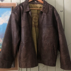Vintage läderjacka - Brun fet läderjacka med mycket karaktär to it! Jätteunik