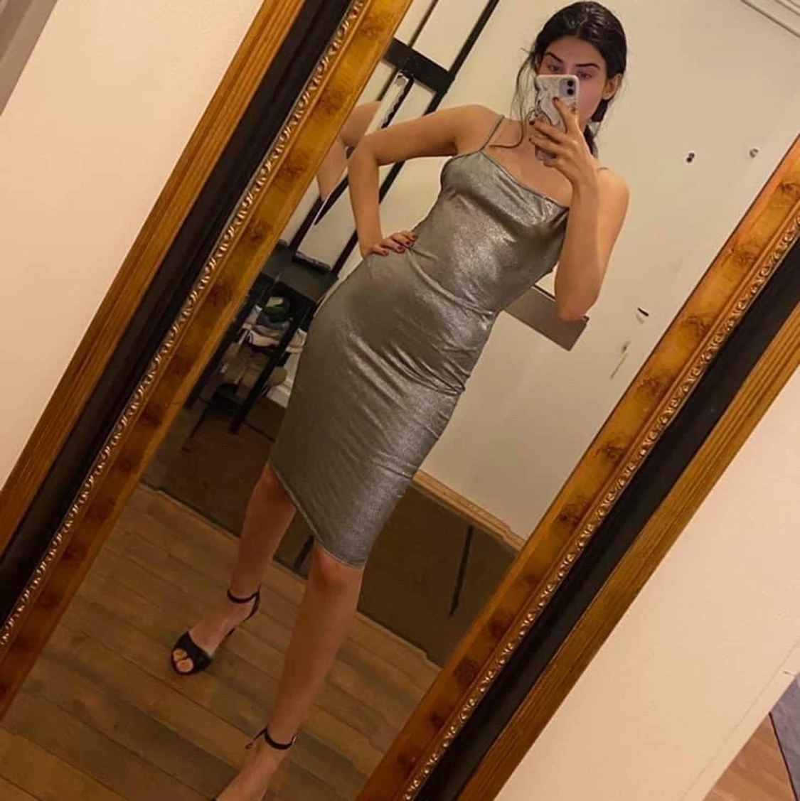 Silvrig klänning från bohoo