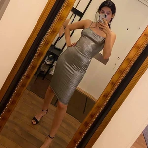 Silvrig klänning från bohoo - Säljer pga utrensning. Storlek uk 8 (passar 34-36) säljer för 150kr exklusive frakt, skicka meddelande vid intresse 😊🌸