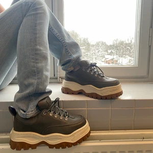 Eytys angel storlek 39 - Säljer mina fina coola eytys angel i en gröngrå färg😍  Storlek 39, är i mycket bra sick och är använda ett fåtal gånger. Nypris 2600 kr! 💜Hör av er om ni undrar något💚💛💛💚💛