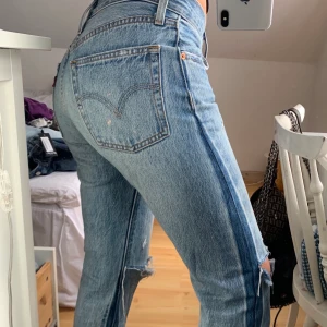 Levi’s jeans - Jeans från Levi’s, Snygga detaljer med slitningar och en mörk rand på sidorna.