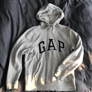 GAP hoodie - Säljer denna snygga ”vintage” aktiga hoodie från gap. Supersnygg o trendig!! Den är oversized så även att den är i xs skulle ja säga att de är som en S/M också:) nypris ca 650kr-800. frakt 66kr tillkommer.  💘BUD JUST NU 320kr + frakt💘