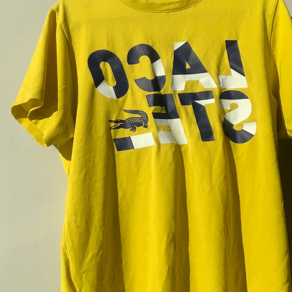 lacoste sport t shirt i typ neon gul färg. bra skick trycket är helt! storlek S. T-shirts.
