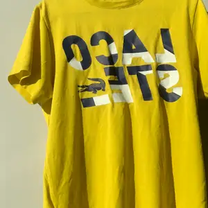 lacoste sport t shirt i typ neon gul färg. bra skick trycket är helt! storlek S