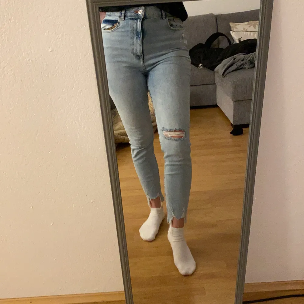 Ett par stretchiga jeans från Zara med snygga detaljer vid anklarna!! Frakt på 66 kr tillkommer✨. Jeans & Byxor.