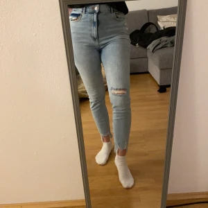Zara white washed jeans - Ett par stretchiga jeans från Zara med snygga detaljer vid anklarna!! Frakt på 66 kr tillkommer✨