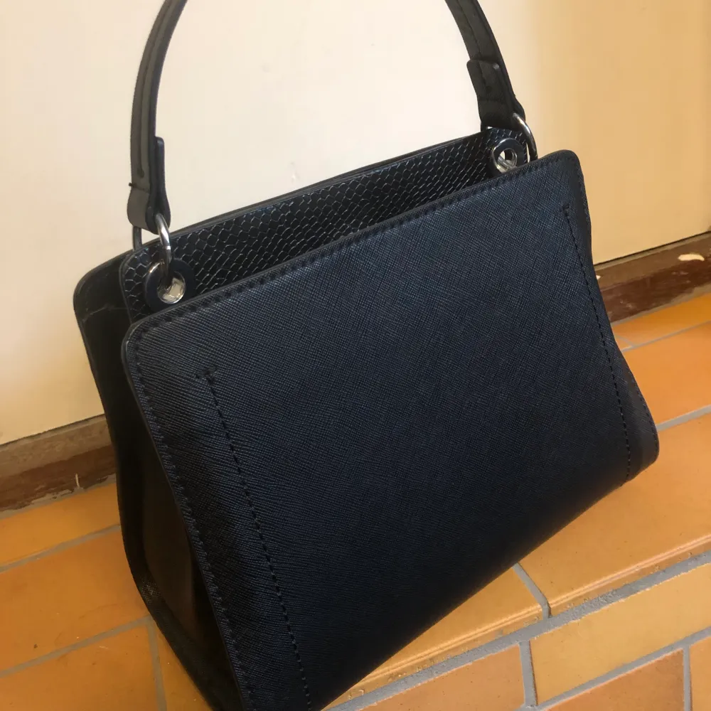 Fin, ny oanvänd handväska från Zara i läderimitation. Väskan är i ”hårt” material. . Väskor.