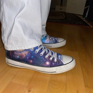 Converse med rymdmönster! - Sjukt coola låga converse med rymdmönster på! Tror ej de går att köpa längre då de köptes några år sedan i England. De är i bra skick, lite smutsiga på det vita bara - ni ser på bilden ✨⭐️💫🌙 materialet är som siden och glansigt!