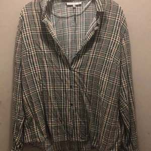 En blus från flash women  - Den är jätte fin, den är använd fast har bara använt den 1 gång, materialet är jätte lent, den ser ut som ny