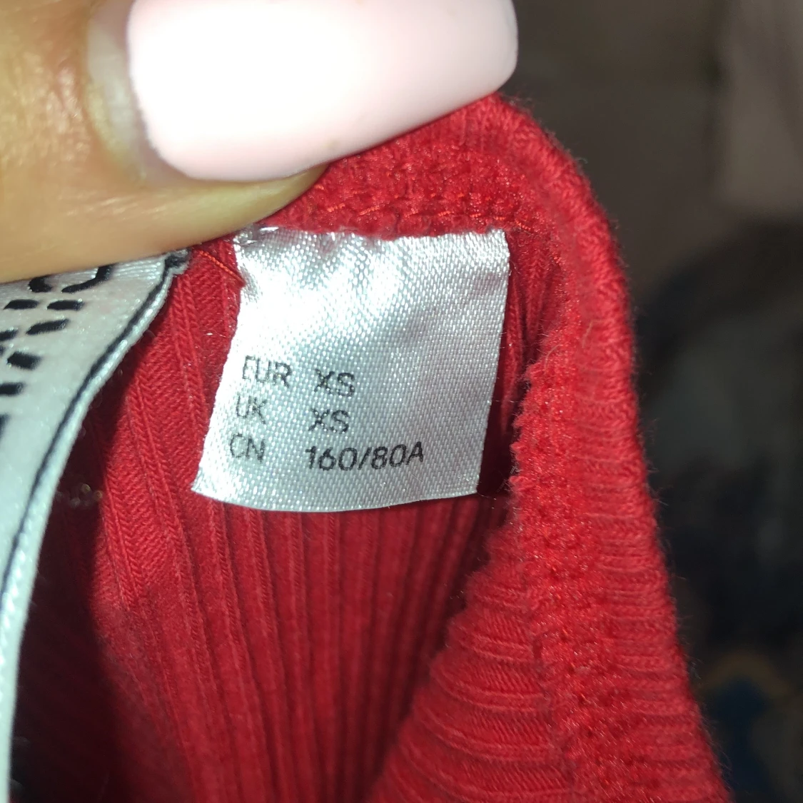 En röd tajt klänning utan armar  - 91