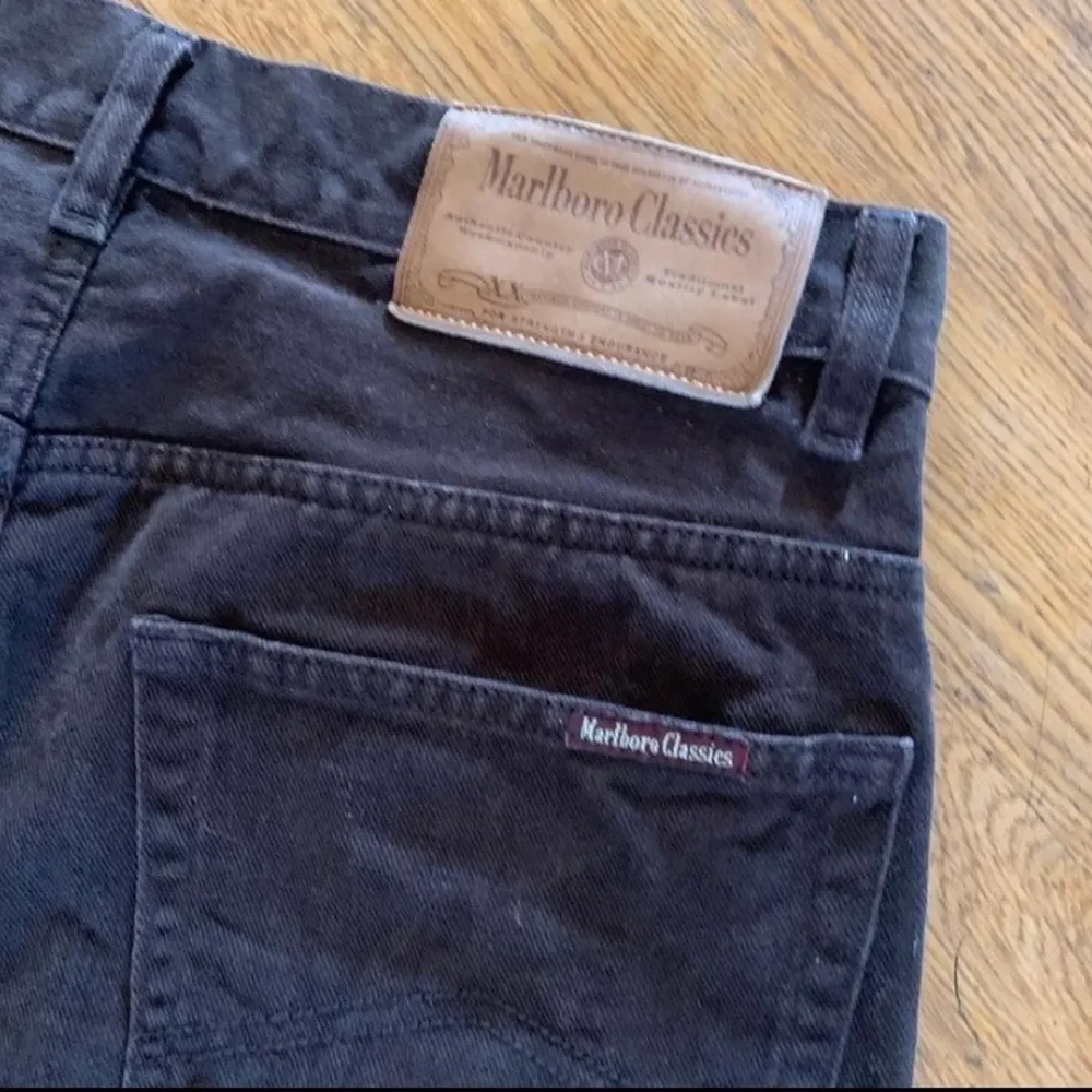 Marlboro jeans från 90 talet (cigg.) baggy, osäker på storleken men sitter lite baggy på mig som brukar ha size 32 . Jeans & Byxor.