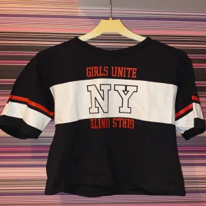 Magtröja  - Magtröja i bra skick! Använd ett fåtal gånger, Storlek XS men kan kanske passa en liten S också. Säljer för 90kr eller buda! Köparen står för frakten! Frågor skriv till mig! 