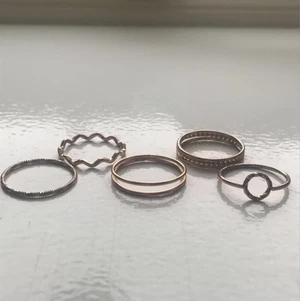Ringar från H&M - De är använda men de är inte sönder  någon stans. Köparen står för frakten. Kan säljas ST eller i packet. Budgivningen är på alla 5 ringar tillsammans