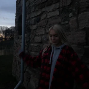 Jacka - säljer denna röda o svart rutiga jackan! köpt på humana i Stockholm! Parfekt vår/höst jacka