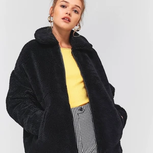 UO Teddy Bear jacket - Oanvänd teddy bear jacka från Urban Outfitters. Teddy bear - det trendiga och sköna materialet. As mysig och varm för vintern, men funkar också för höst och vår om man har den öppen. Original price 999.