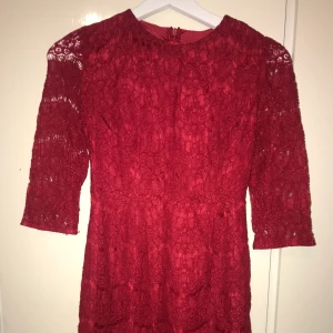 Red lacedress - Red lacedress 34 ( spetsklänning )