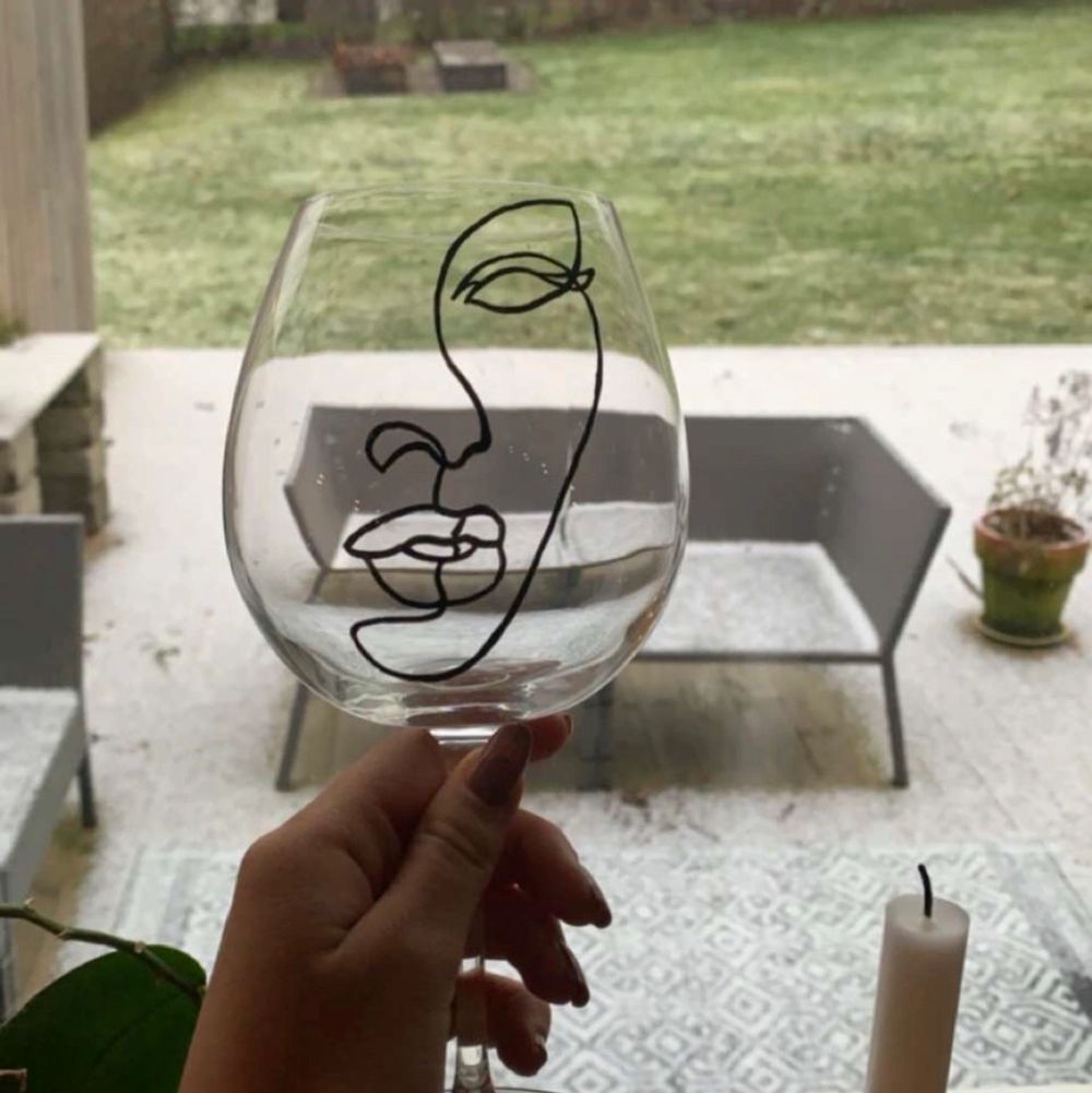 Jag och mitt UF-företag säljer egendesignade vinglas. Glasen rymmer 67 cl och har även ett motiv. Glasen är handmålade av oss.  Ni kan gärna höra av er här men det går även bra att följa och skriva till oss på instagram: sipmeuf. Övrigt.