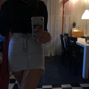 Pull & bear kjol - Sälja min Pull&Bear kjol eftersom den aldrig kommit till användning. Köpt på secondhand men tyvärr lite för liten storlek för mig!🌸