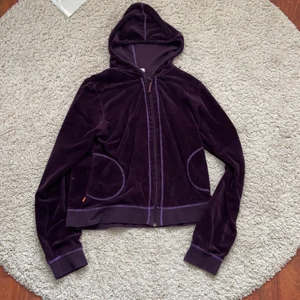 Velour tröja - Säljer min juicy liknande velour tröja i en mörklila färg💕 Står att märket är Ikea familj men vet inte om det är ett märke😃 Asfina sömmar! Storlek L men i barnstorlek så passar S/M Frakt tillkommer på 66kr