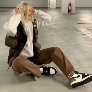 Yoko bruna jeans monki - Säljer mina bruna yoko jeans från Monki. Strlk L, använda en gång. OBS första bilden är lånad, andra bilden är på mig. Kan ta bättre bilder i bättre ljus om det efterfrågas. frakt betalas av köparen💕💕