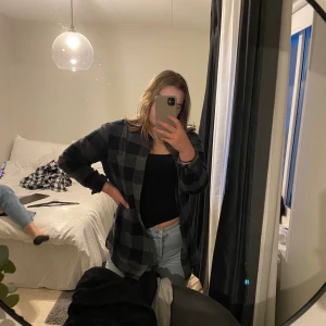 Skjorta - Rutig skjorta i nyskick, lappen kvar. 