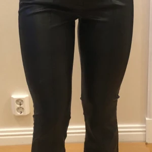 Pu skinnbyxor - Pu skinnbyxor ifrån Nakd. Storlek 36, knappt använda. 100kr plus frakt :)