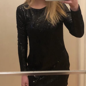 Paljettklänning  - Paljettklänning, storlek S men rätt tajt i armarna. 100kr plus frakt:)