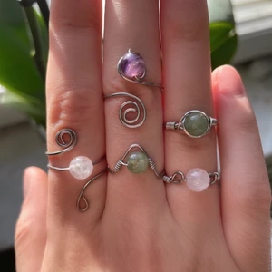 Ringar - Fina ringar jag gör själv med äkta ametist, rosenkvarts och grön aventurin, gjort i hållbar stål. En för 65, två för 100, tre för 130 fyra för 150