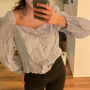 Jättesöt topp - Jättesöt topp från H&M köpt i somras. Stor i storleken men fortfarande fin. Knappt använd, går att sy in om man skulle vilja 🥰