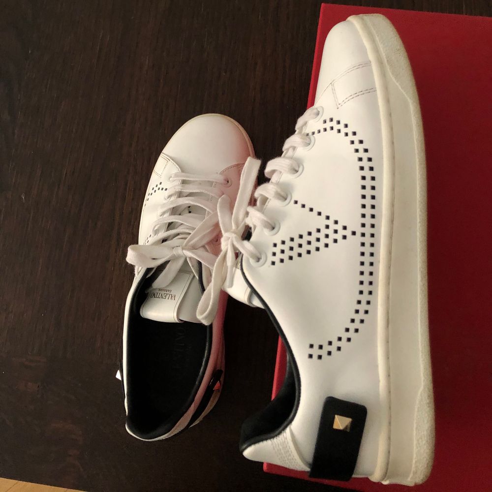 Säljer mina helt nya Valentino V Sneakers, använda en gång men passar tyvärr inte min fot. Storlek 36, passar även 37 (brukar ha 37) då de är stora i storleken. Äkthetsintyg, dustbag och helt nya skosnören kommer med. Nypris 5500kr, köpta på Valentino Garavani butiken på flygplats.. Skor.
